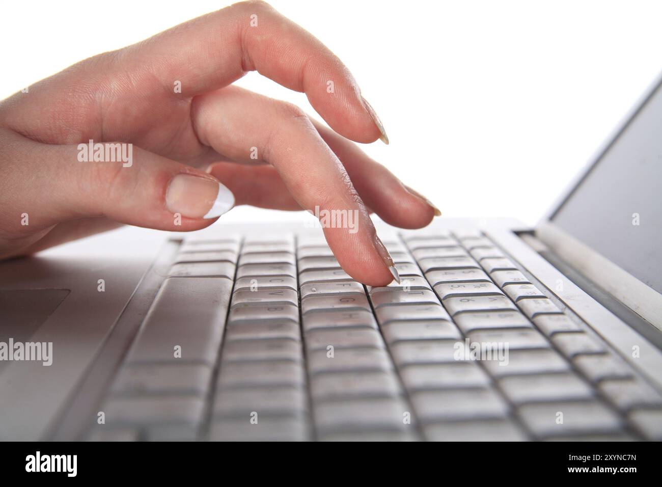 Arbeiten Sie für den Laptop. Nahaufnahme der Hände und der Tastatur Stockfoto