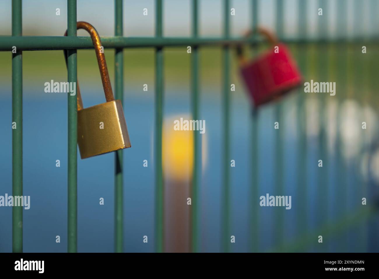 Lovelocks und Netz der Hubbrücke Walsum in Duisburg, Nordrhein-Westfalen, Deutschland, Europa Stockfoto