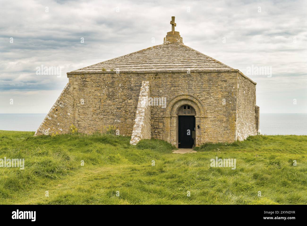 St aldhelm's Chapel, auf dem South West Coast Path in der Nähe von Emmett Hill, Jurassic Coast, Dorset, Großbritannien gesehen Stockfoto