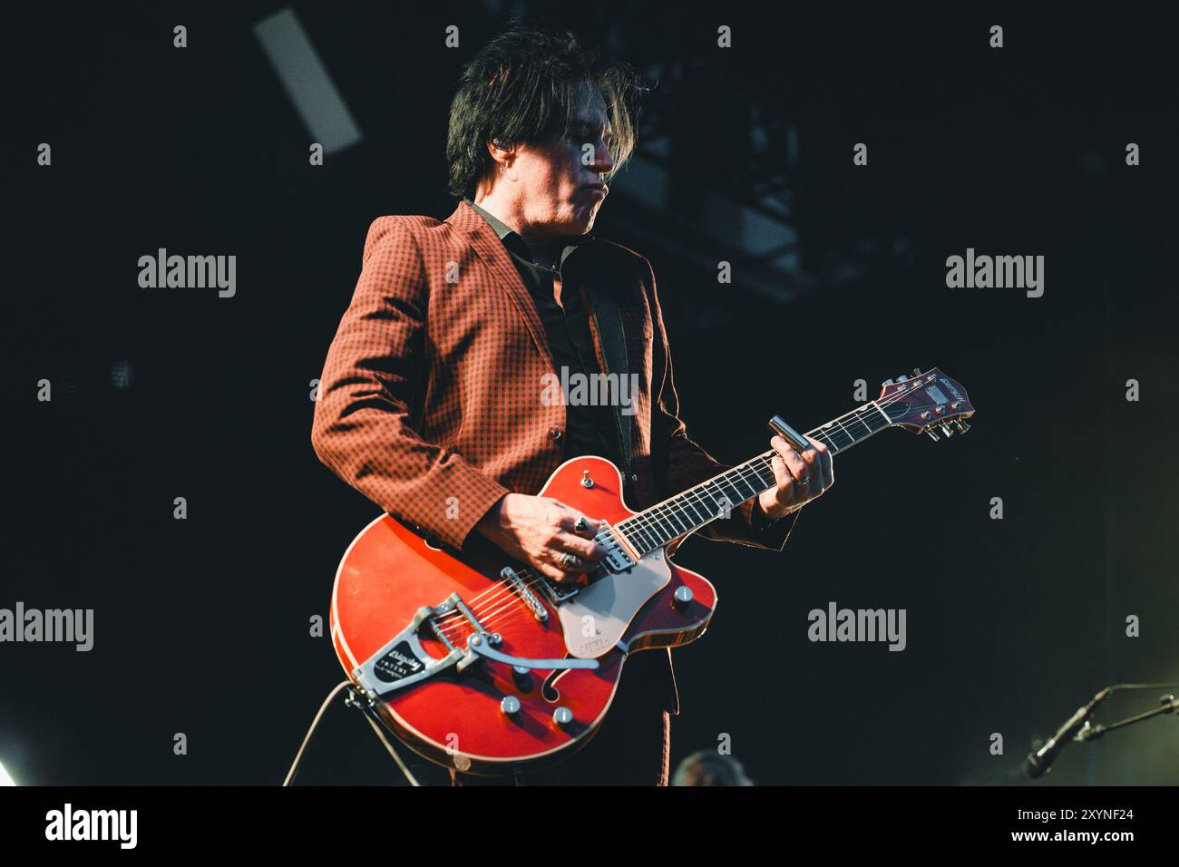 BARCELONA, SPANIEN – 26. JUN: Troy Van Leeuwen, Gitarrist von Queens of the Stone Age (amerikanische Rockband), tritt am Juni im Poble Espanyol auf Stockfoto
