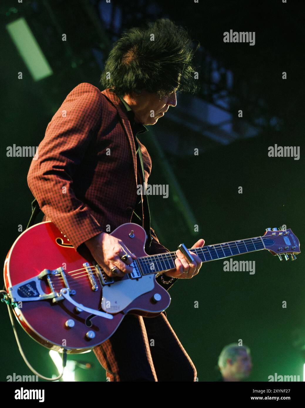 BARCELONA, SPANIEN – 26. JUN: Troy Van Leeuwen, Gitarrist von Queens of the Stone Age (amerikanische Rockband), tritt am Juni im Poble Espanyol auf Stockfoto