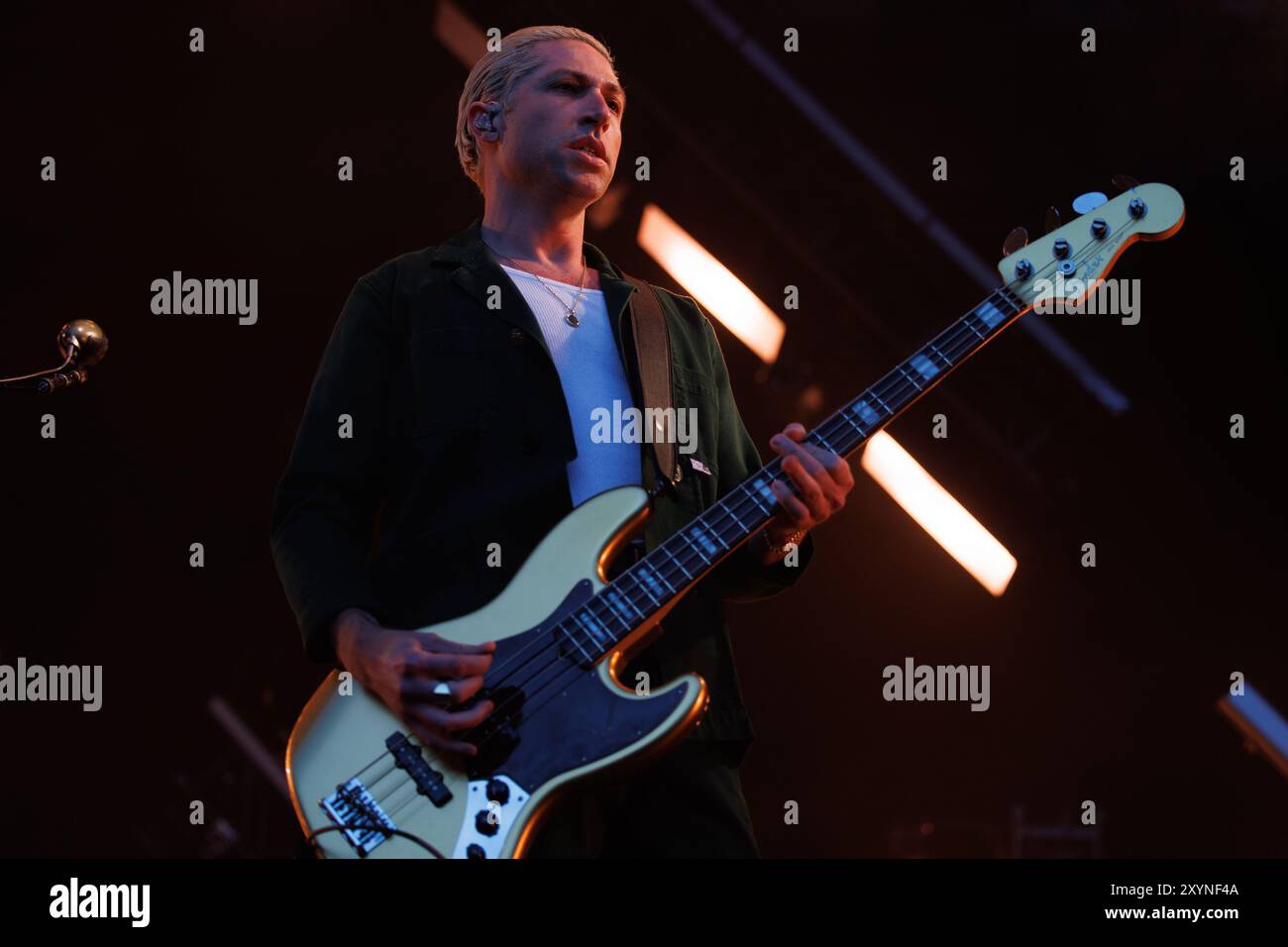 BARCELONA, SPANIEN – 26. Juni: Michael Shuman, Bassist von Queens of the Stone Age (amerikanische Rockband), tritt am 26. Juni im Poble Espanyol auf Stockfoto