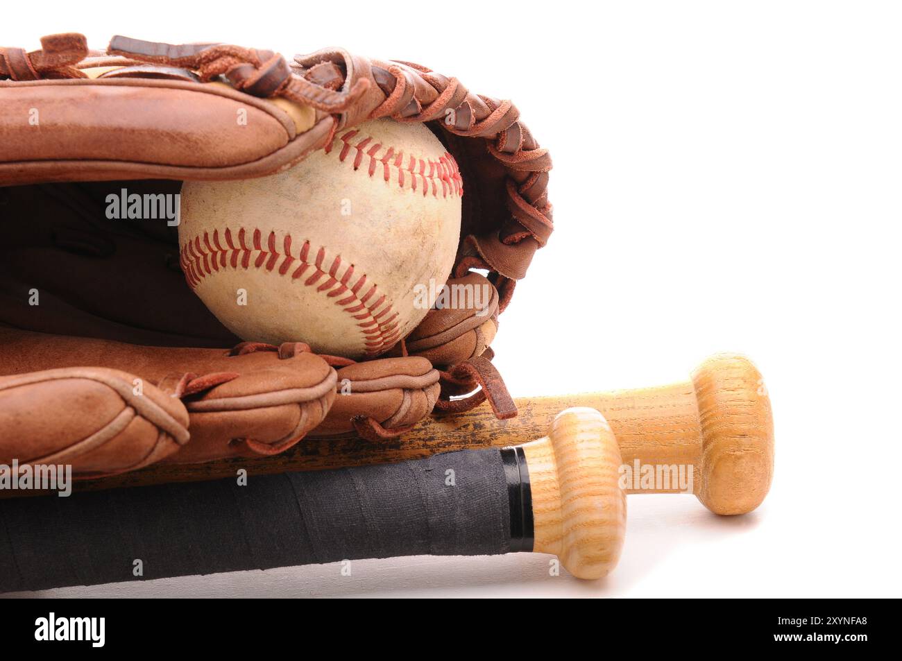 Nahaufnahme eines Baseballhandschuhs, Ball und zwei Fledermäuse auf weiß mit Copyspace. Horizontales Format. Stockfoto