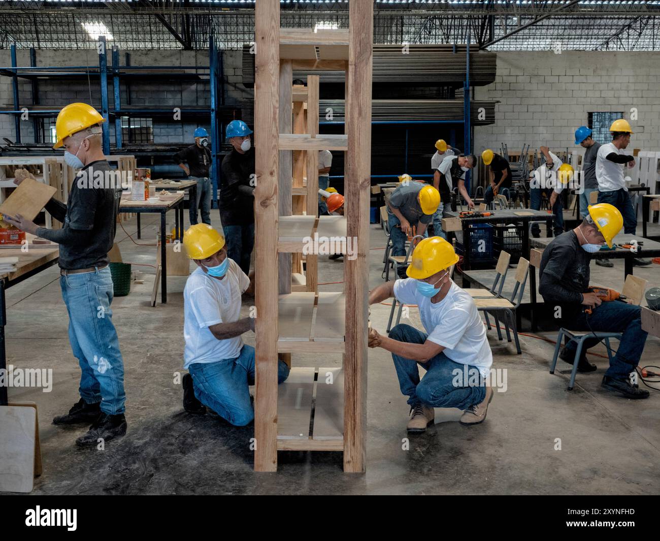 Santa Ana, El Salvador. 30. August 2024. Gefangene im Santa Ana Gefängnis nehmen an einem Tischlerkurs Teil. Im Rahmen des „Zero Leisure“-Programms sollen sie Möbel für Schulen und öffentliche Einrichtungen herstellen oder an anderen Kursen teilnehmen. Durch die Teilnahme an diesen Kursen können die Gefangenen ihre Strafe verkürzen und Fähigkeiten für ihr zukünftiges Leben erlernen. Credit: Juan Carlos/dpa/Alamy Live News Stockfoto