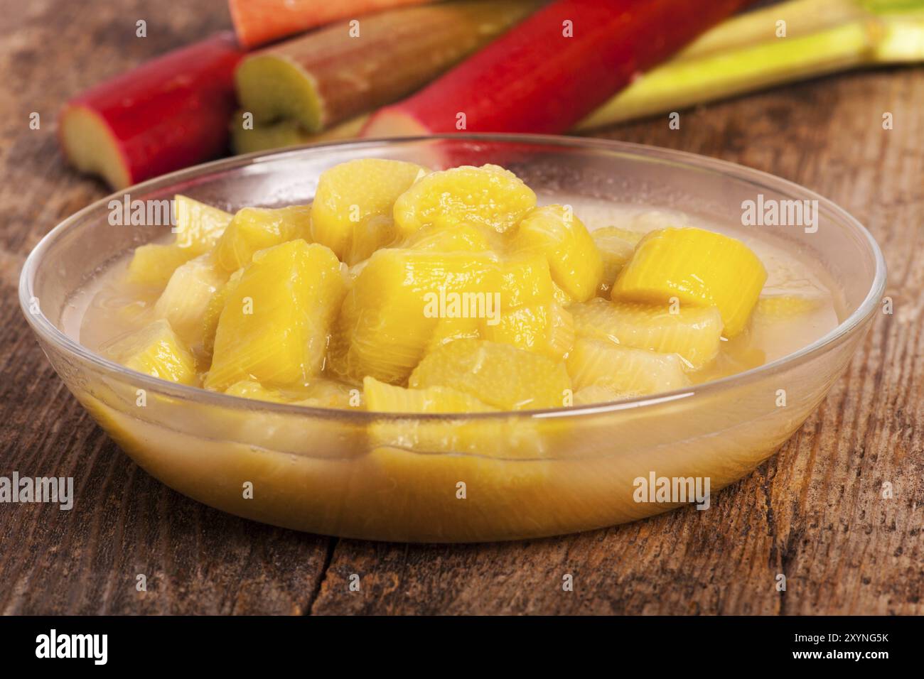 Rhabarberkompott auf Holz Stockfoto