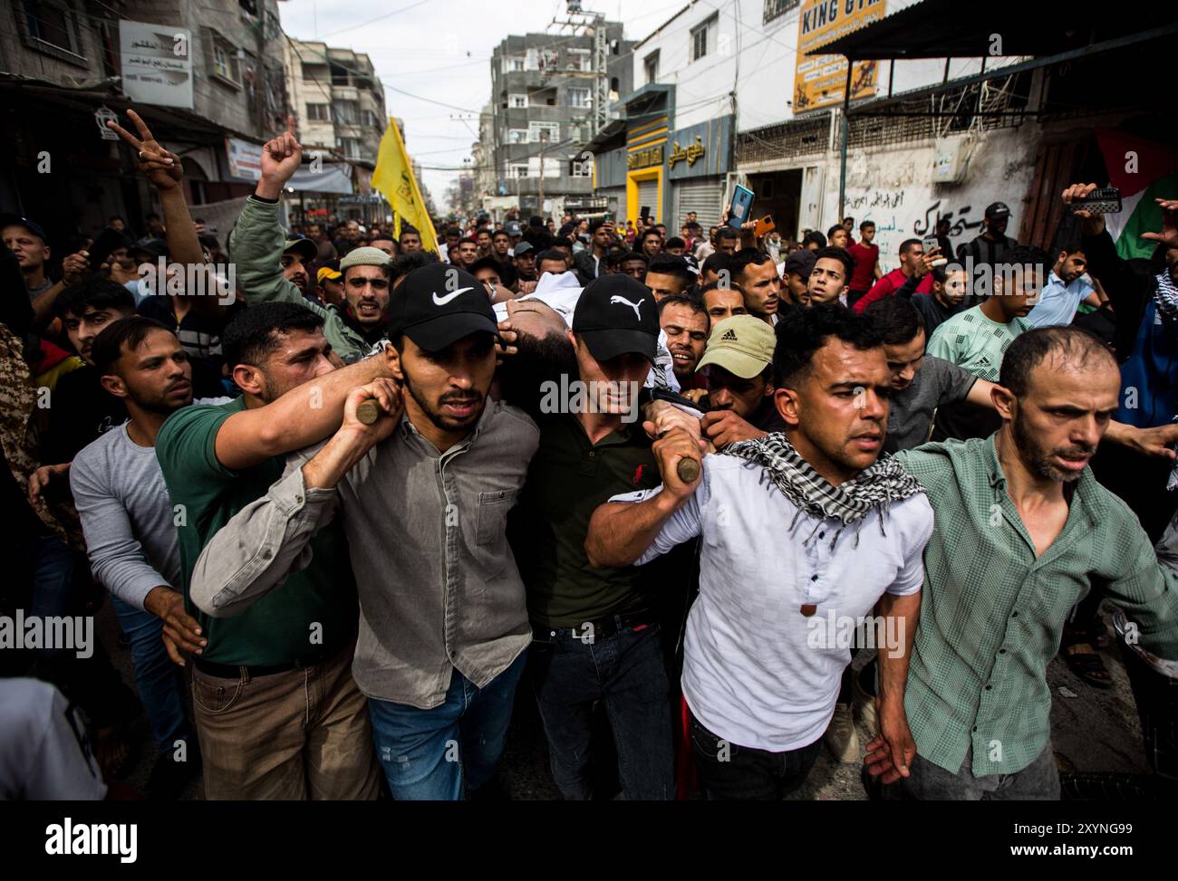 Gaza, Palästina. 11. Mai 2022. Palästinenser trauern um Mahmud Sami Aram, 28 Jahre alt, während seiner Beerdigung in Khan Yunis im südlichen Gazastreifen. Mahmoud wurde von israelischen Soldaten in der Nähe des Militärkontrollpunkts Jabara südlich von Tulkarem im nördlichen Westjordanland erschossen und getötet. Nach Angaben der israelischen Armee wurde Mahmoud erschossen, als er versuchte, illegal die Westjordanbank-Barriere zu überqueren. Aram, der ursprünglich aus Khan Younis im südlichen Gazastreifen stammte, befand sich vorübergehend im Westjordanland zur medizinischen Behandlung Stockfoto