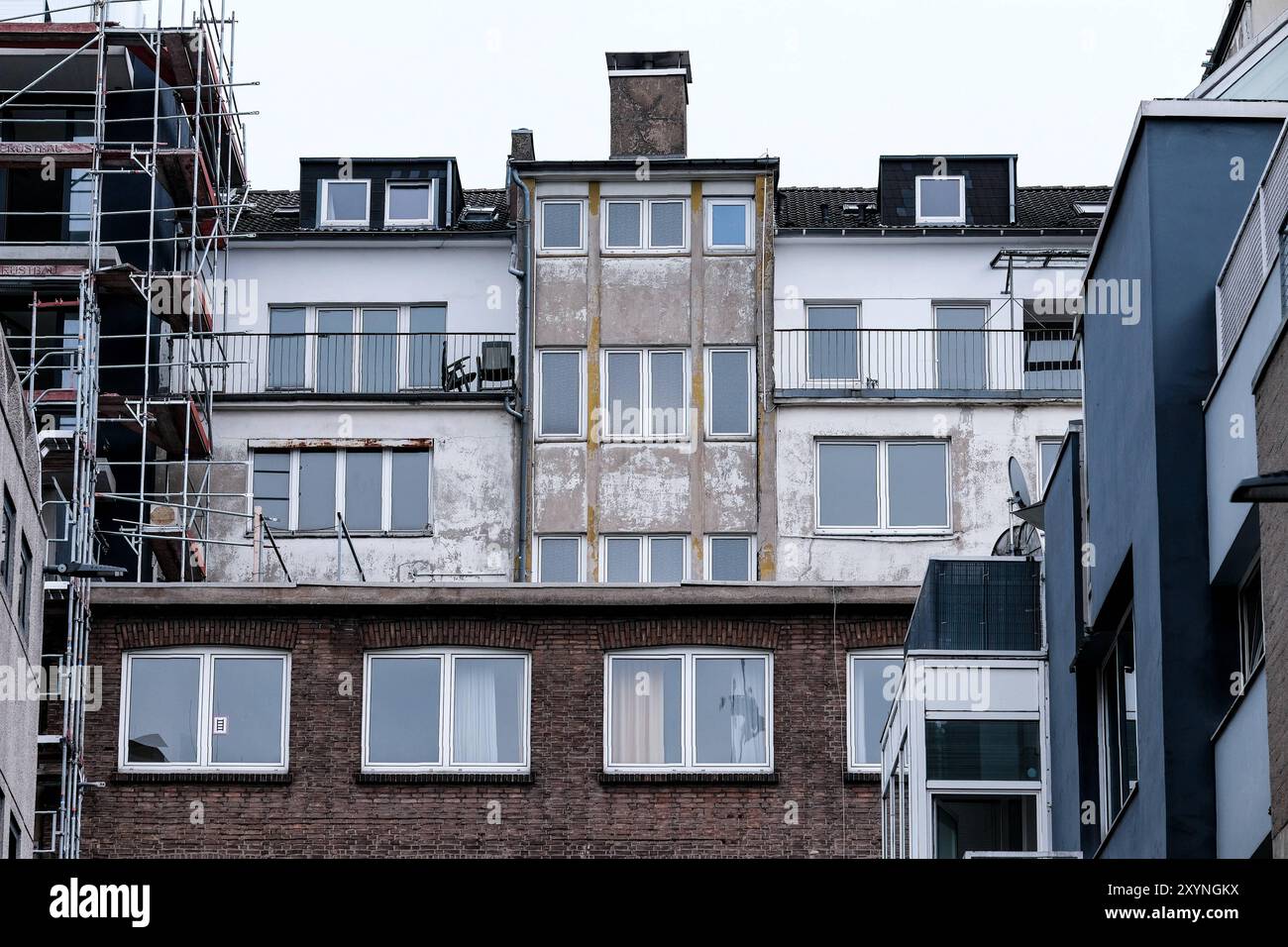 Düsseldorf 30.08.2024 Wohnungen Wohnungsnot Mietswohnung Mieten Mietpreis soziale Wohnungsbau Sozialwohnung Immobilien Wohnraummangel Wohnung Baustelle Neubau Mehrfamilienhaus Mietspiegel Mietpreisspiegel Immobilie Wohnungsmangel Baustau Wohnimmobilie Wohnungsimmobilien Mietpreise Altbau Leerstand Baumaterial Baustoffe Ballungsgebiet bezahlbarer Wohnraum CO2-Preis CO2 Bundes-Klimaschutzgesetz Heizen Heizung Klimapaket Mieter Vermieter Mietpreisbremse Klimasteuer Energiewende Büro Homeoffice Home-Office Konjunkturpaket Grundsteuererklärung Wohngeld Grundsteuererklärung Wohngeld Wohngeld Wohngeld Wohngeld Stockfoto