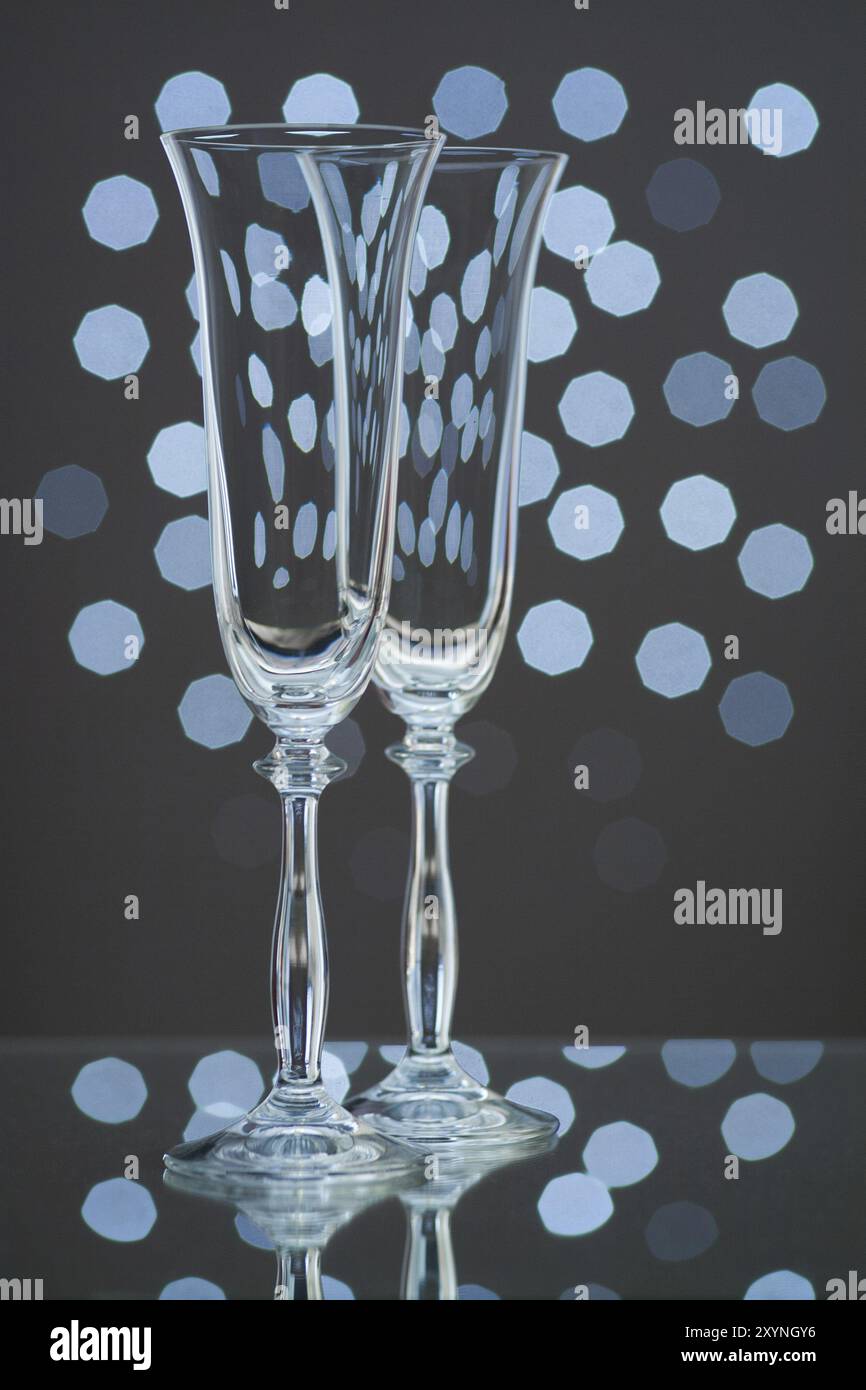 Zwei leere Sektgläser auf blauem Bokeh-Hintergrund Stockfoto