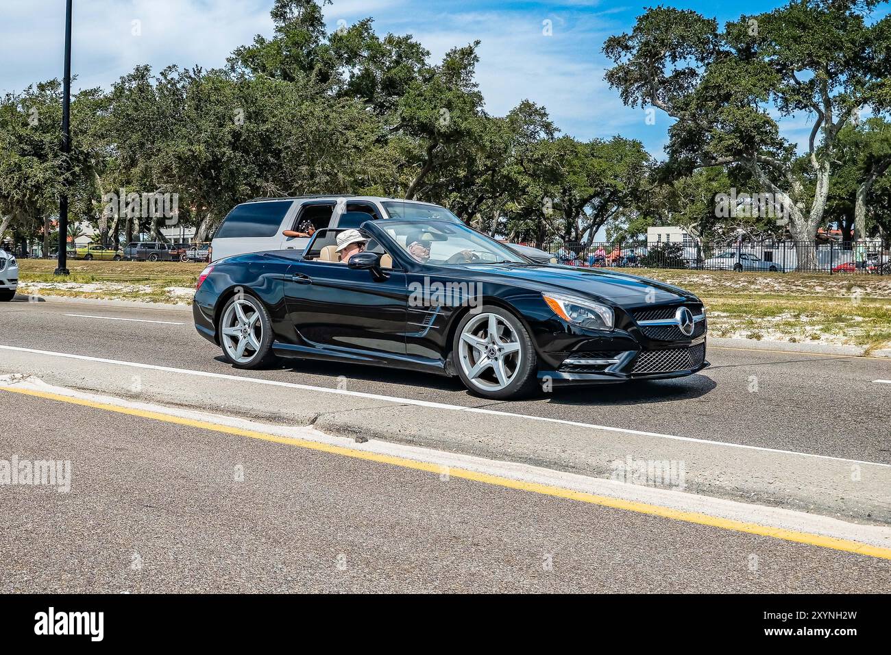 Gulfport, MS - 07. Oktober 2023: Weitwinkelansicht eines Mercedes-Benz SL 550 Cabriolets aus dem Jahr 2013 auf einer lokalen Autoshow. Stockfoto