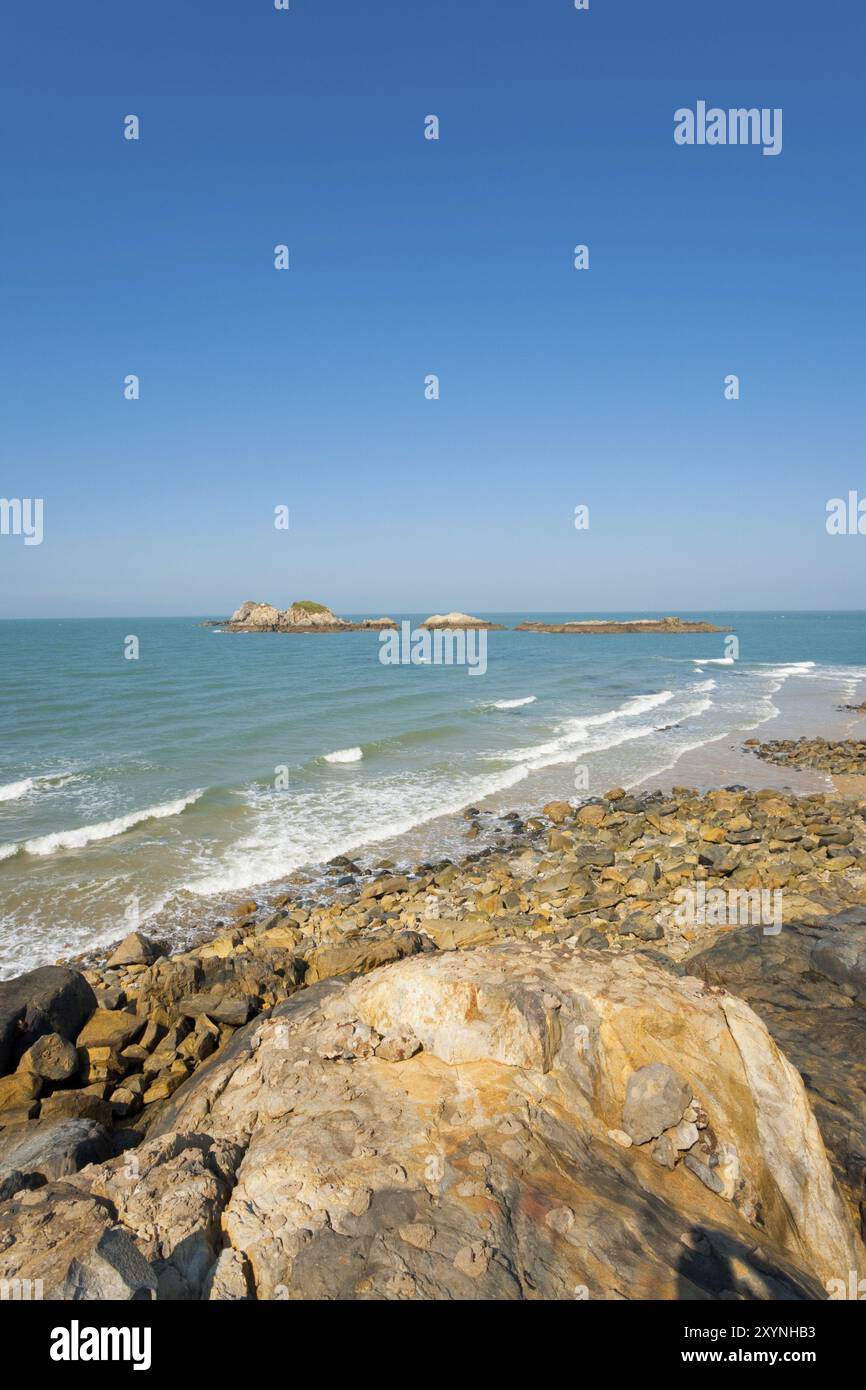Ein felsiger, unberührter Strand liegt wunderschön unberührt auf der Insel Juguang auf den Matsu-Inseln in Taiwan. Vertikal Stockfoto