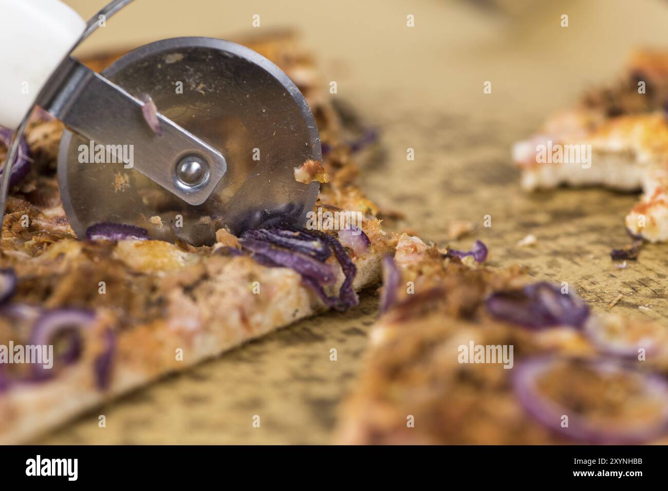 Teil der geschnittenen Pizza (detaillierte Nahaufnahme, selektiver Fokus) Stockfoto