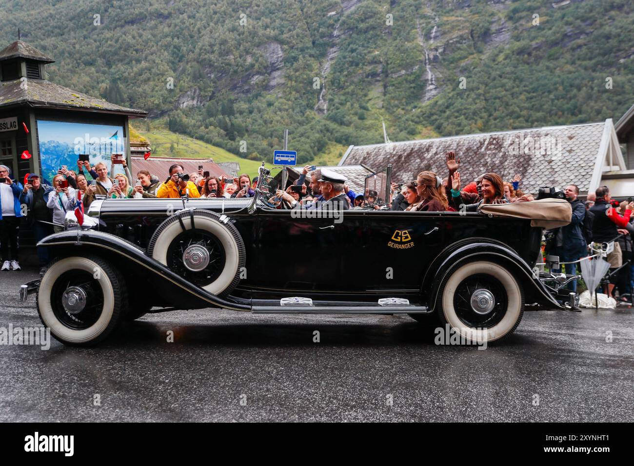 Geiranger 20240830. Die Braut und der Bräutigam kommen am Freitagnachmittag zur Hochzeitsfeier in Geiranger. Am Samstag heiraten Märtha Louise und Durek Verrett im Hotel Union in Geiranger. Foto: Frederik Ringnes / NTB Stockfoto