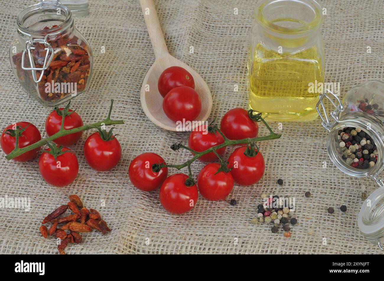 Kirschtomate mit verschiedenen Gewürzen Stockfoto