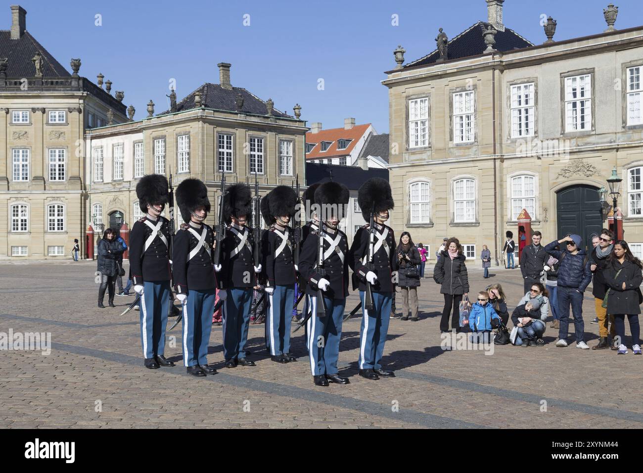 Kopenhagen, Dänemark, 16. März 2016: Wechselnde Zeremonie der königlichen Garde im Schloss Amalienborg, Europa Stockfoto