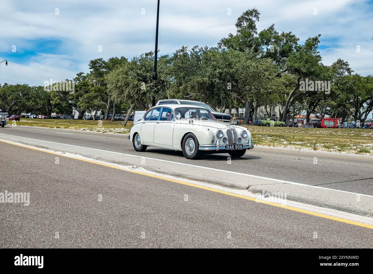 Gulfport, MS - 07. Oktober 2023: Weitwinkel-Eckansicht einer 1962 Jaguar MK II 3,8-Liter-Sportlimousine auf einer lokalen Automobilausstellung. Stockfoto