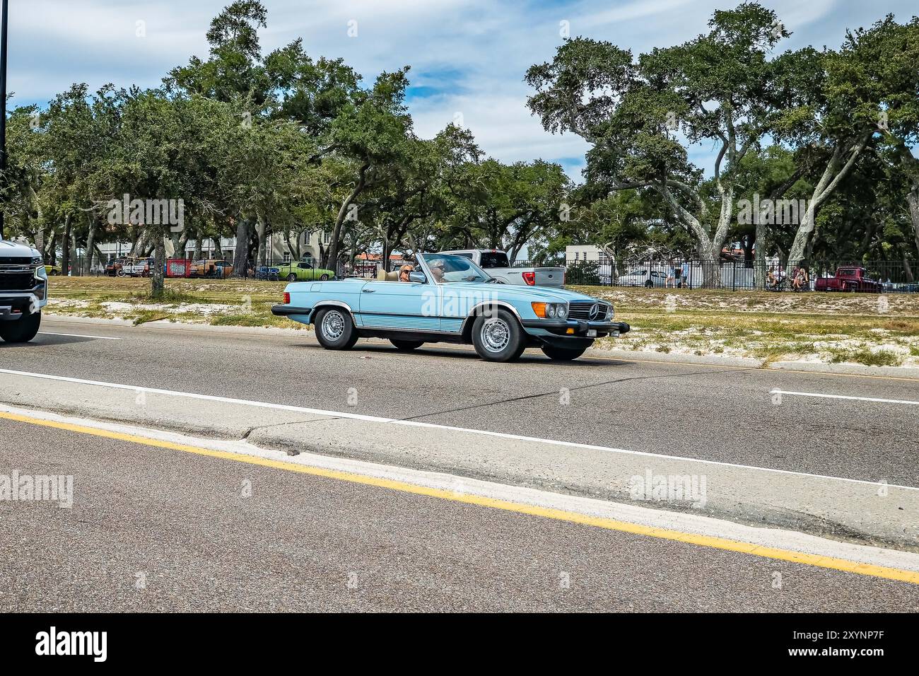 Gulfport, MS - 07. Oktober 2023: Weitwinkel-Eckansicht eines Mercedes-Benz 380SL Cabriolets aus dem Jahr 1985 auf einer lokalen Automobilausstellung. Stockfoto