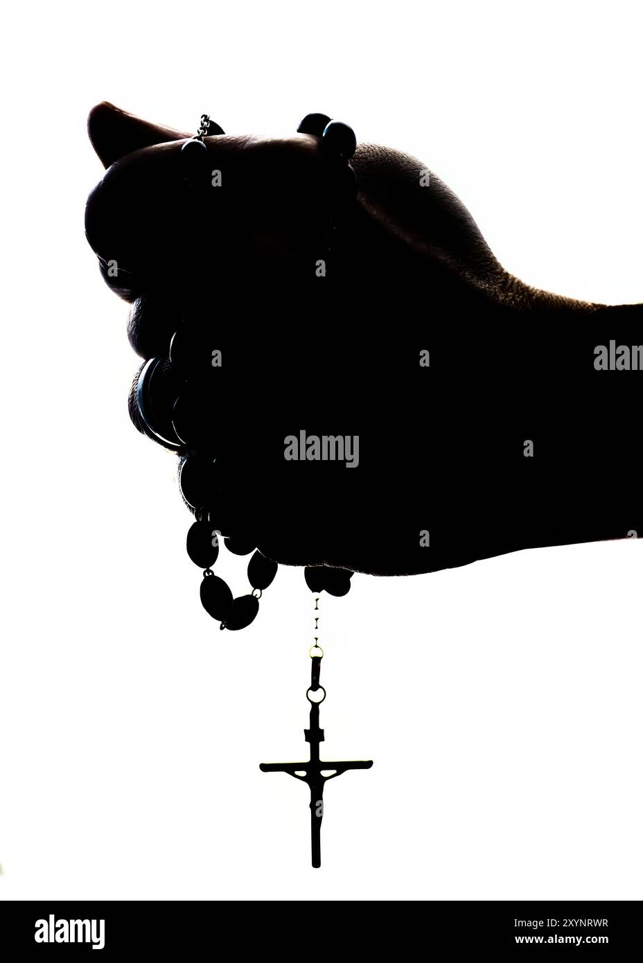 Nahaufnahme der Silhouetted man's Fist, die katholische Gebetskerlen vor weißem Hintergrund hält, mit Gebetskerle, die unter der Hand hängt - Christian Stockfoto