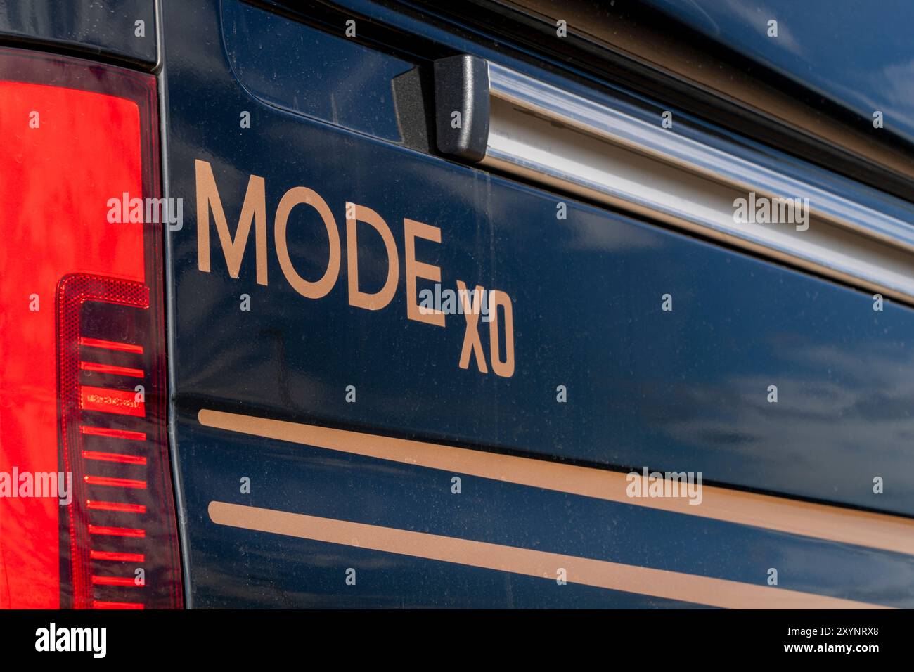 Loveland, CO, USA - 25. August 2024: Detail eines 4x4 Storyteller Overland MODE XO (Vollbad) WOHNMOBIL auf Mercedes Sprinter Fahrgestell. Stockfoto