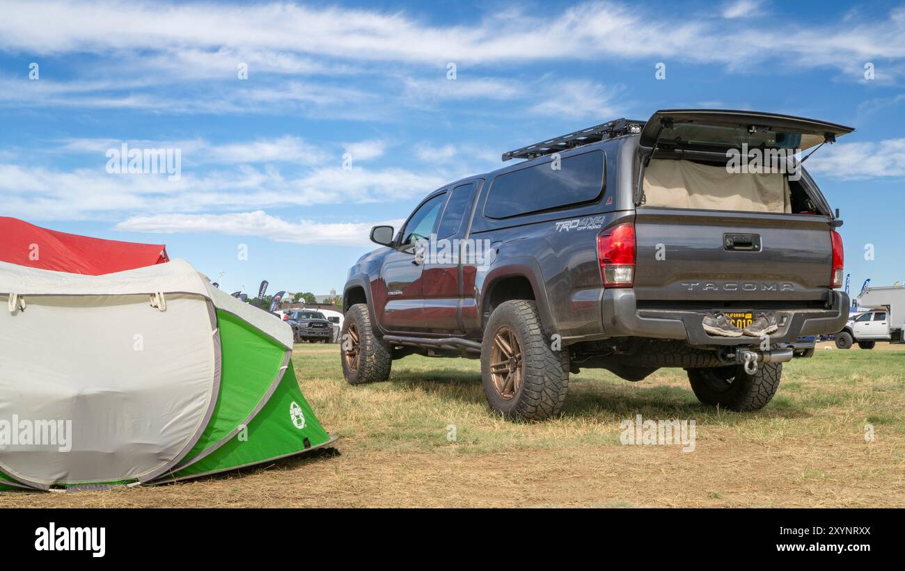 Loveland, CO, USA – 25. August 2024: Toyota Tacoma TRD Truck mit leerem Vordach auf einem belebten Campingplatz. Stockfoto