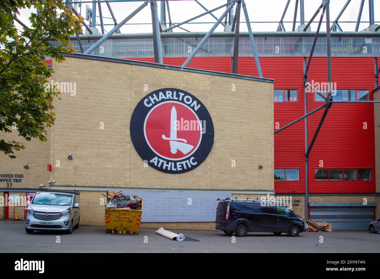 Im Valley, dem Heimstadion des Charlton Athletic Football Club, sind mehrere Nutzer zu Gast Stockfoto