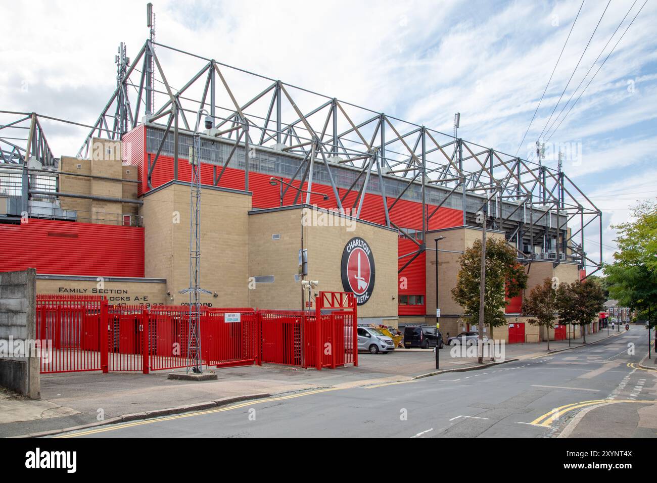 Im Valley, dem Heimstadion des Charlton Athletic Football Club, sind mehrere Nutzer zu Gast Stockfoto