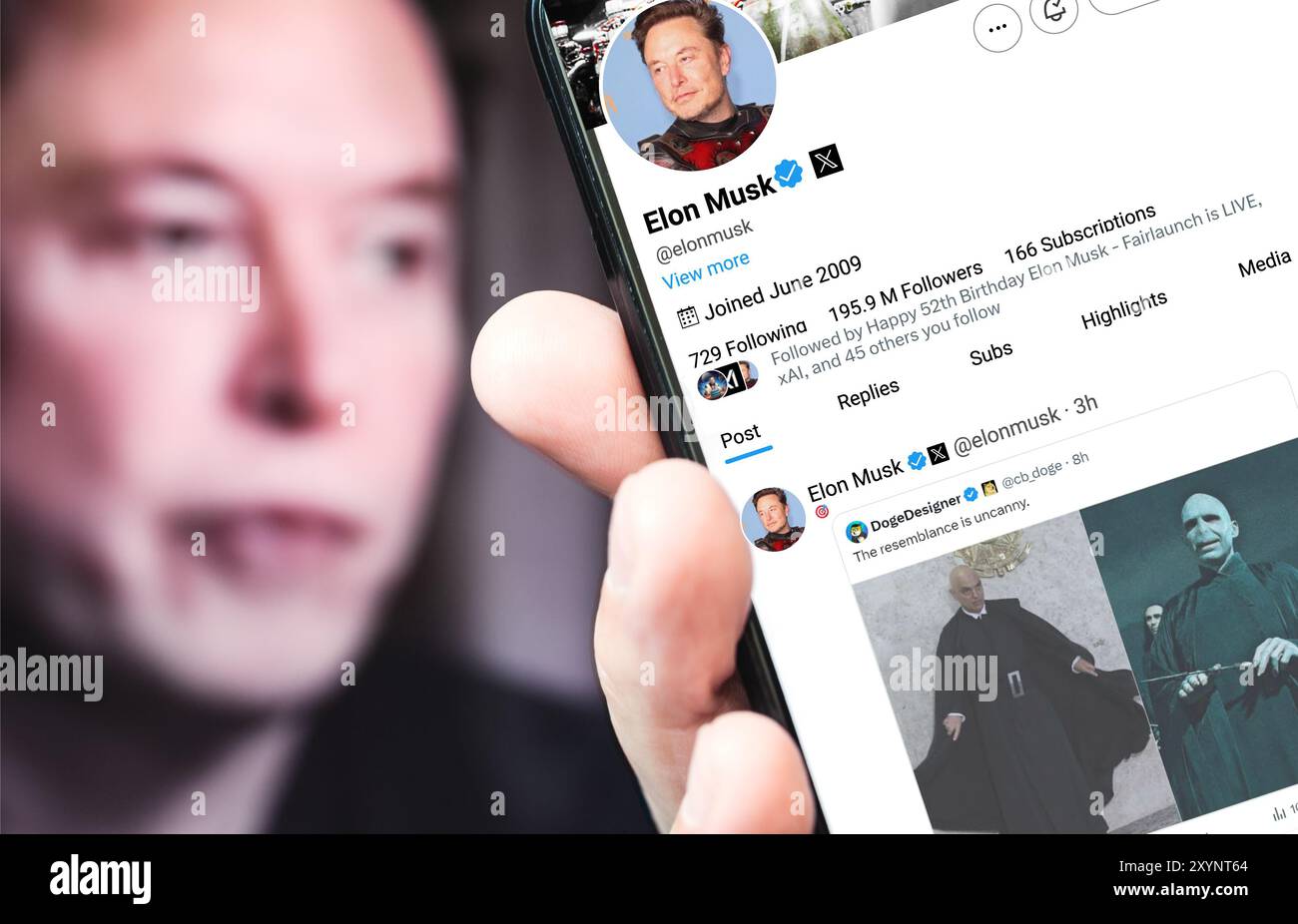 Poltawa, Ukraine - August 30, 2024. Elon Musk Twitter-Profilseite mit einem Smartphone in der Hand. Im Hintergrund befindet sich ein unscharfes Porträt von Elon M. Stockfoto