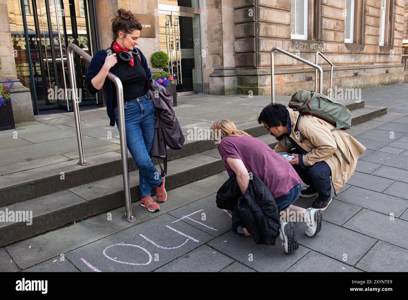 Freischaffende Künstler, die sich vor den Büros von Creative Scotland in Edinburgh für die Schließung ihrer 6,6 Mio. £ Förderlinie für Einzelpersonen um 14:00 Uhr am 30. August 2024 engagieren. Der 2014 ins Leben gerufene Open Fund hat 2165 Künstler unterstützt und in den letzten zehn Jahren £ 36.491.549 in 3005 Projekte investiert. Creative Scotland hat kreativen Freelancern zwischen der Ankündigung der Deaktivierung des Fonds am 19. August 2024 und dem Ende des Fonds am 30. August 2024 nur 11 Tage im Voraus zur Verfügung gestellt © Chantal Guevara. Alle Rechte vorbehalten. Stockfoto