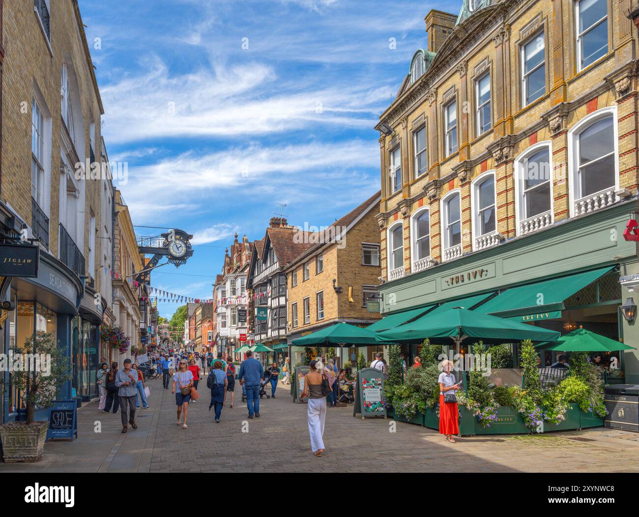 Geschäfte an der High Street, Winchester, Hampshire, England, Großbritannien Stockfoto