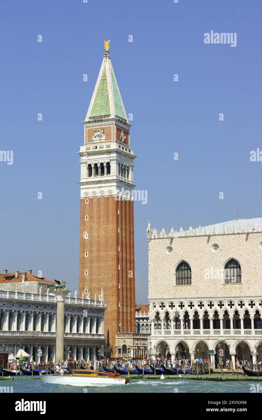 Venedig, Italien, 21. August 2012: Dogenpalast (Palazzo Ducale) und Markusglocke (Campanile di San Marco) von der Lagune aus. Touristen sind es Stockfoto