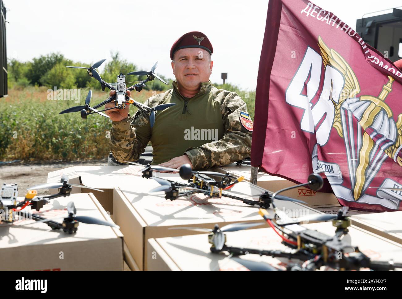 Ein Soldat der Luftangriffsbrigade wird beobachtet, wie er eine Drohne der Petro-Poroschenko-Stiftung für die Streitkräfte der Ukraine demonstriert. Der fünfte ukrainische Präsident Petro Poroschenko brachte nach Pokrowsk eine Reihe von FPV-Drohnen und Ausrüstung für das Militär und forderte die Behörden auf, alle Gelder aus Einkommenssteuern und Militärabgaben ausschließlich für die Bereitstellung der Verteidigungskräfte zu verwenden. Das militärische Hilfspaket umfasst 1.150 Drohnen, eine Roboter-Minenräummaschine für Sapper, ATVs für die Evakuierung von Verwundeten und Angriffen, Mavic für die Anpassung der Artillerie, Schützenelektronik, ch Stockfoto