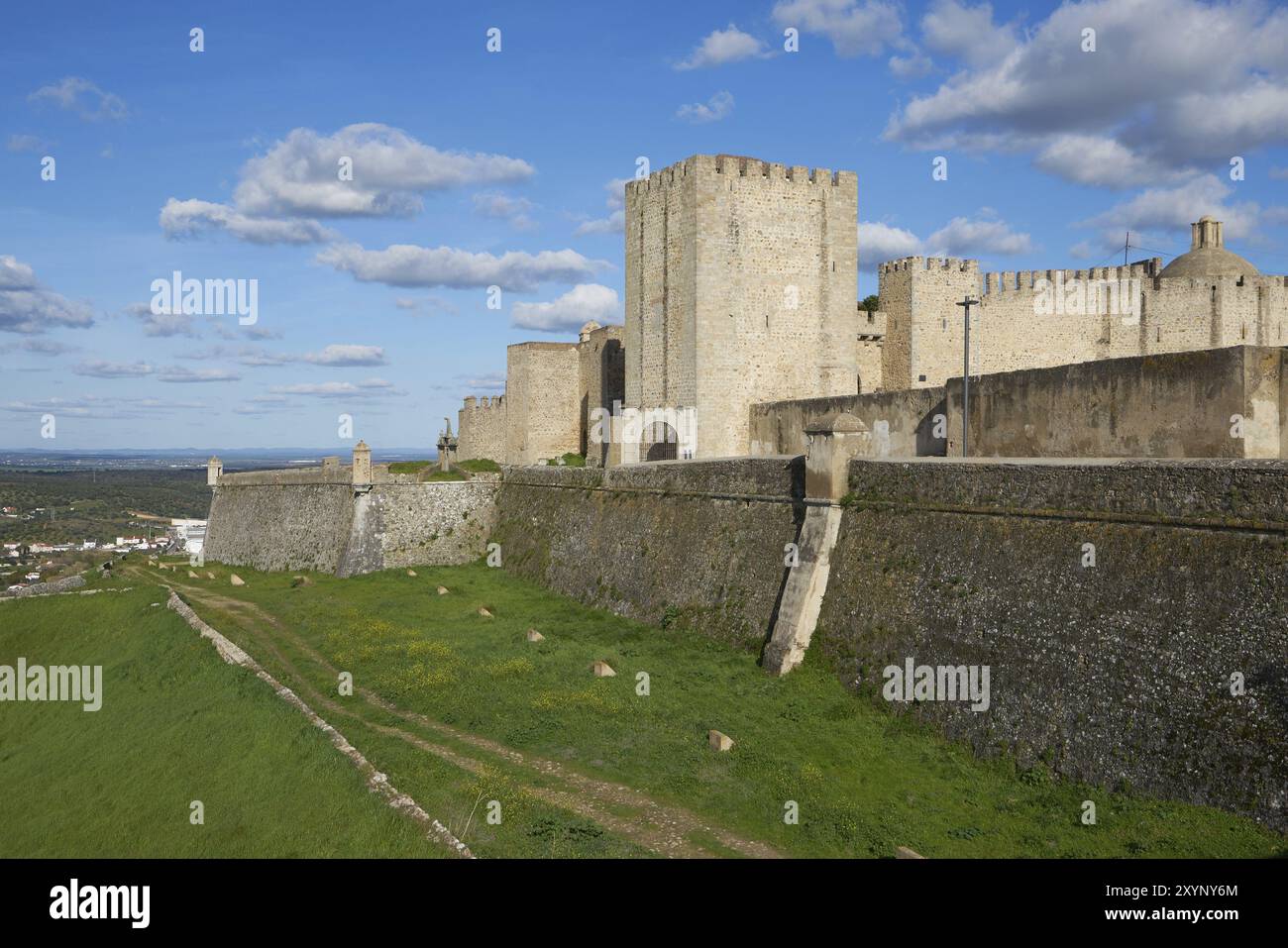 Schloss Elvas mit Garten auf der Außenseite in Alentejo, Portugal, Europa Stockfoto