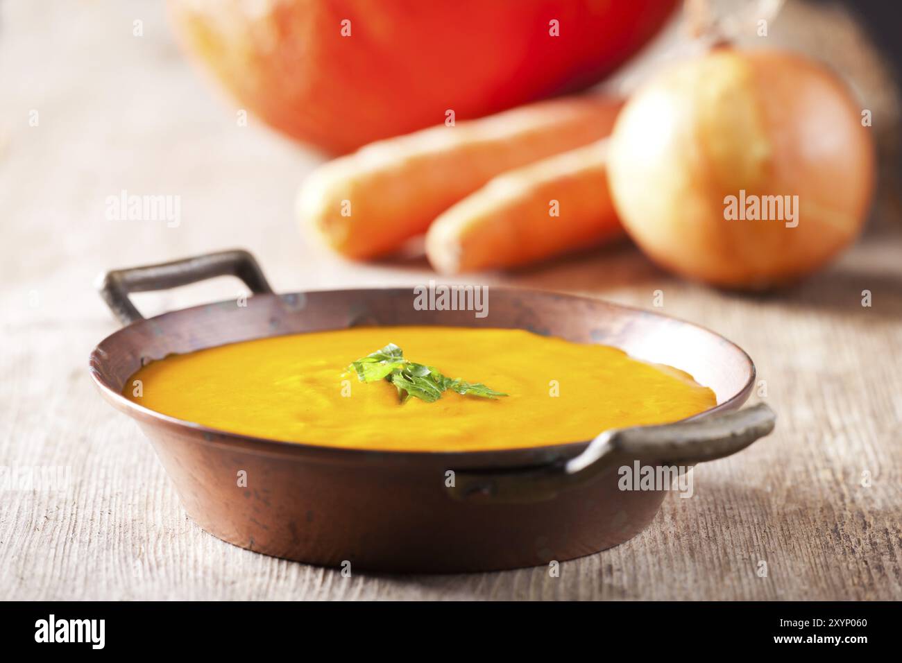 Kürbissuppe in einer Kupferschale Stockfoto