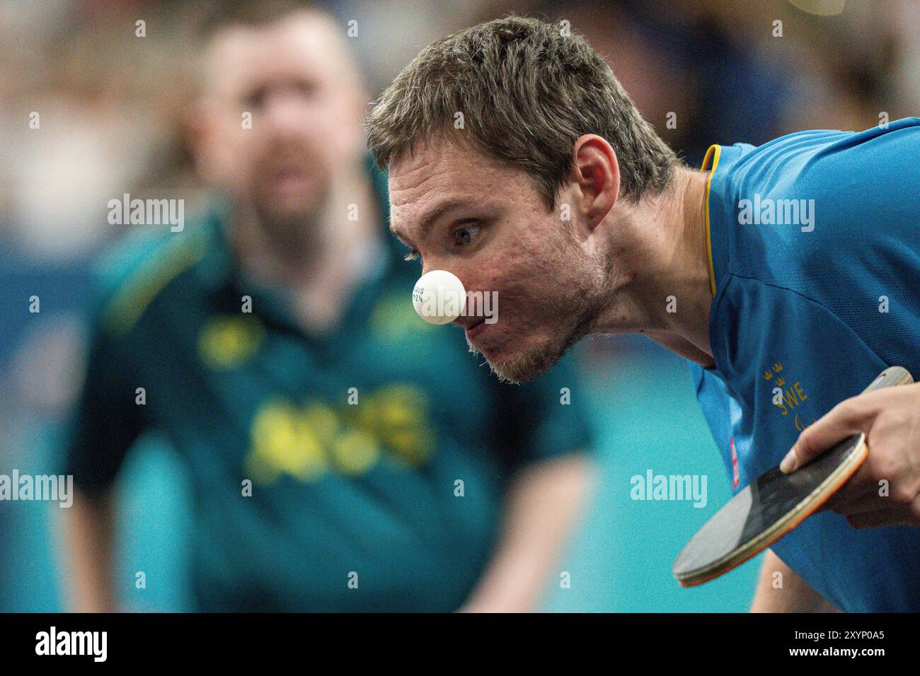 Jonas Hansson von Team Sweden spielt bei einem Para-Tischtennisspiel gegen Team Australia während der Paralympics 2024 am Donnerstag, den 28. August, 20. August Stockfoto