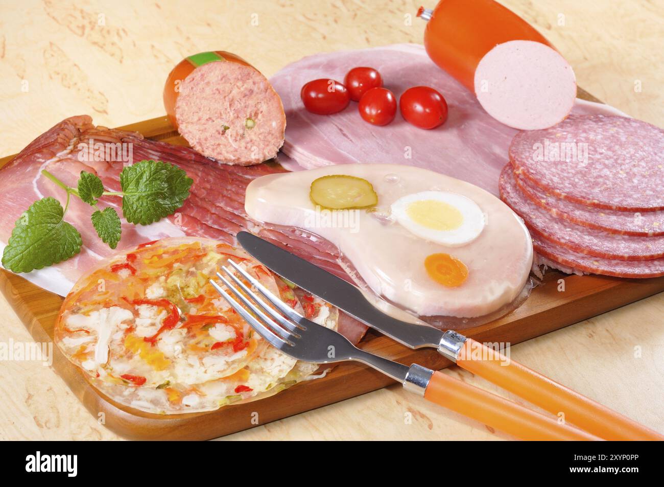 Verschiedene Wurstsorten, auf Holzbrett Stockfoto