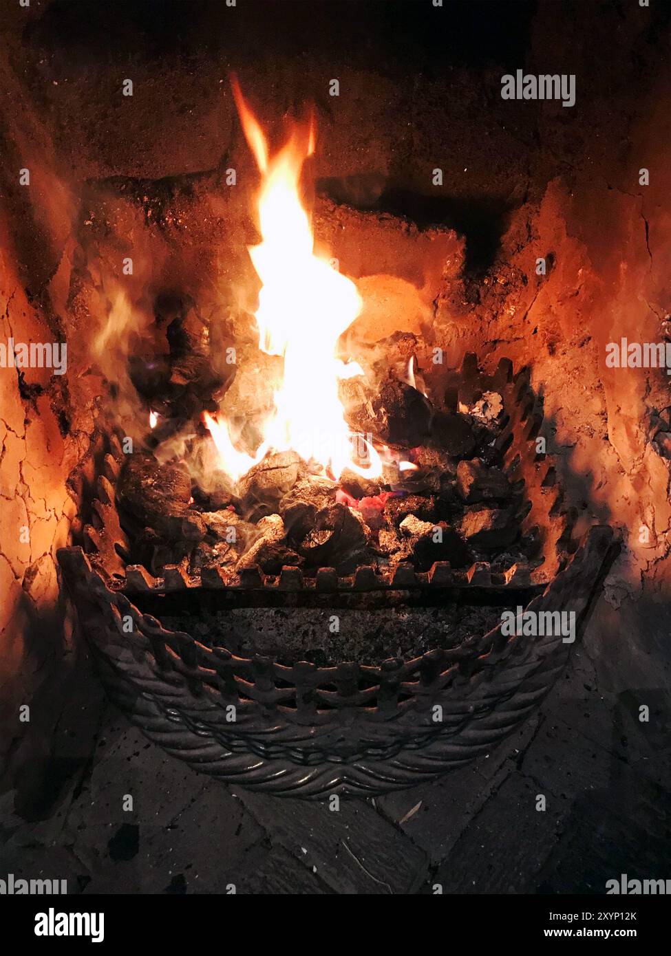 Foto vom Gitter eines echten Kohlefeuers, Feuer Art Deco Kamin, Hausfeuer, Pub Feuer, echtes Feuer, das zu einem echten Feuer nach Hause kommt Stockfoto