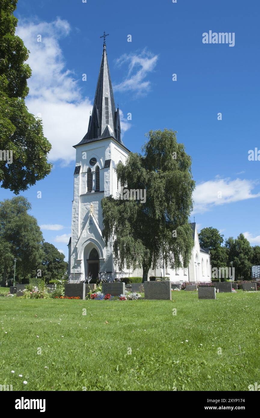 Die neogotische Kirche Fagerhult im Herzen von Smaland in Schweden. Die Kirche von Fagerhult auf dem schwedischen Land Stockfoto