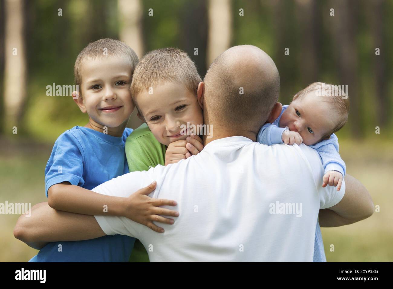 Familienglücklich, liebevoller Vater, der sich bindet oder kleine lächelnde Söhne und ein neugeborenes Baby hält Stockfoto