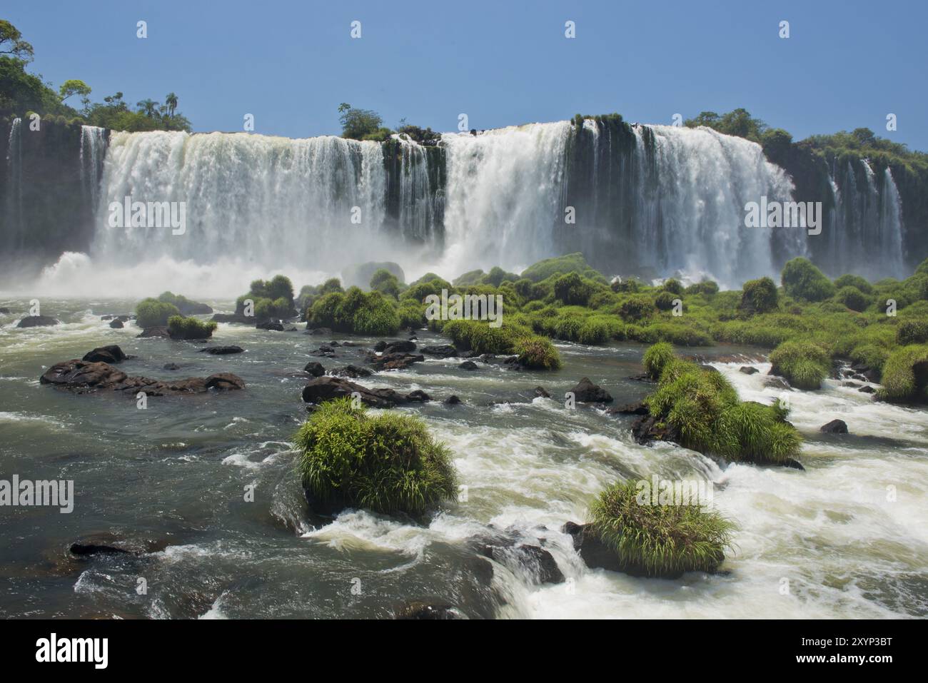 Teil der iguazu Wasserfälle, von brasilianischer Seite gesehen, eines der sieben Naturwunder der Welt Stockfoto