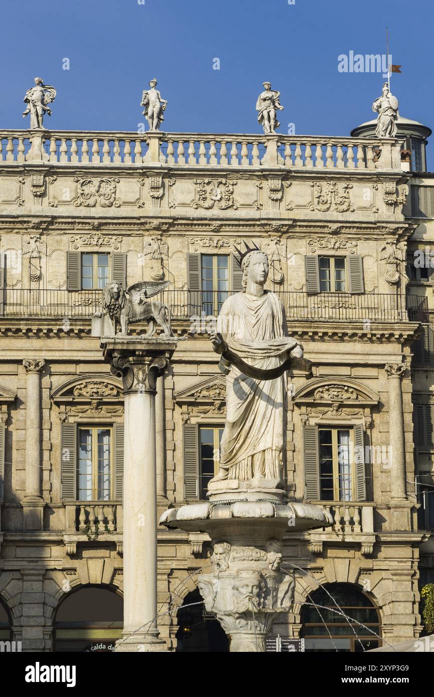 Die antike römische Statue Madonna Verona auf einem Brunnen auf der Piazza delle Erbe in Verona Stockfoto