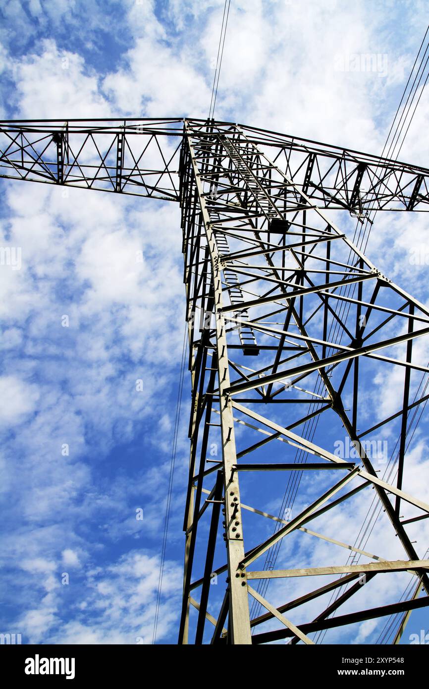 Hochspannungsmasten fotografierten von unten im Hintergrund einen blauen Himmel mit Wolken Stockfoto