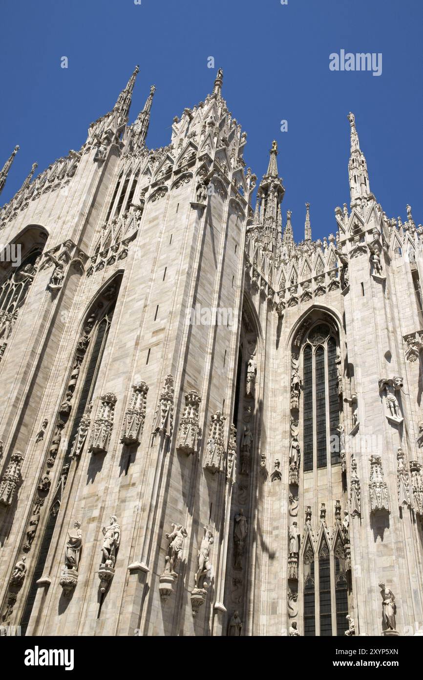Gotische Architektur der Mailänder Kathedrale auf der Piazza del Duomo. Sie ist die viertgrößte Kirche der Welt. Der Bau begann 1386 und nahm ab Stockfoto
