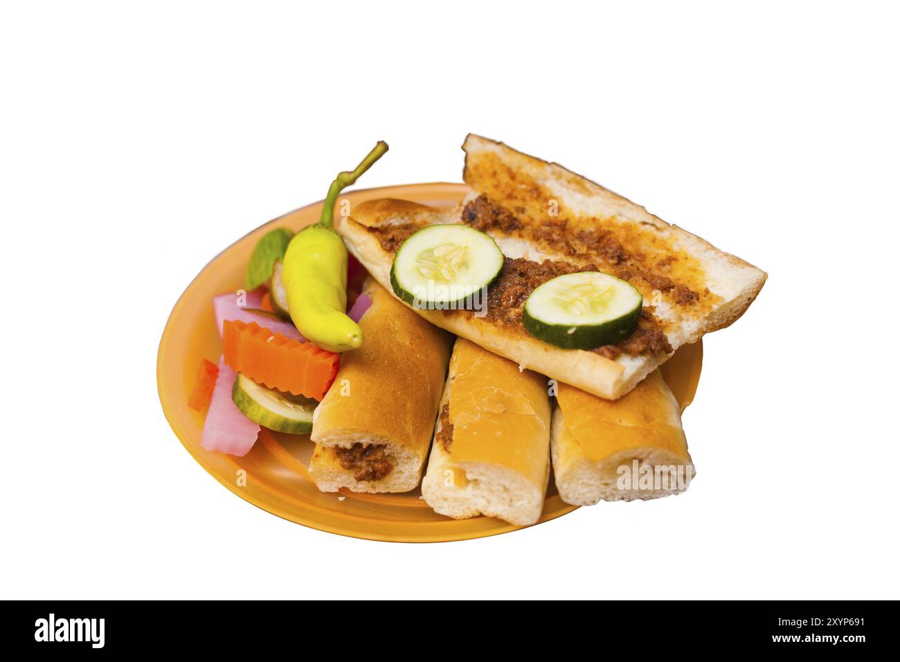 Ein ägyptisches Fast Street Food Sandwich namens sogo, gefüllt mit Würstchen auf kleinen Brotstücken. Isoliert auf weißem Hintergrund Stockfoto