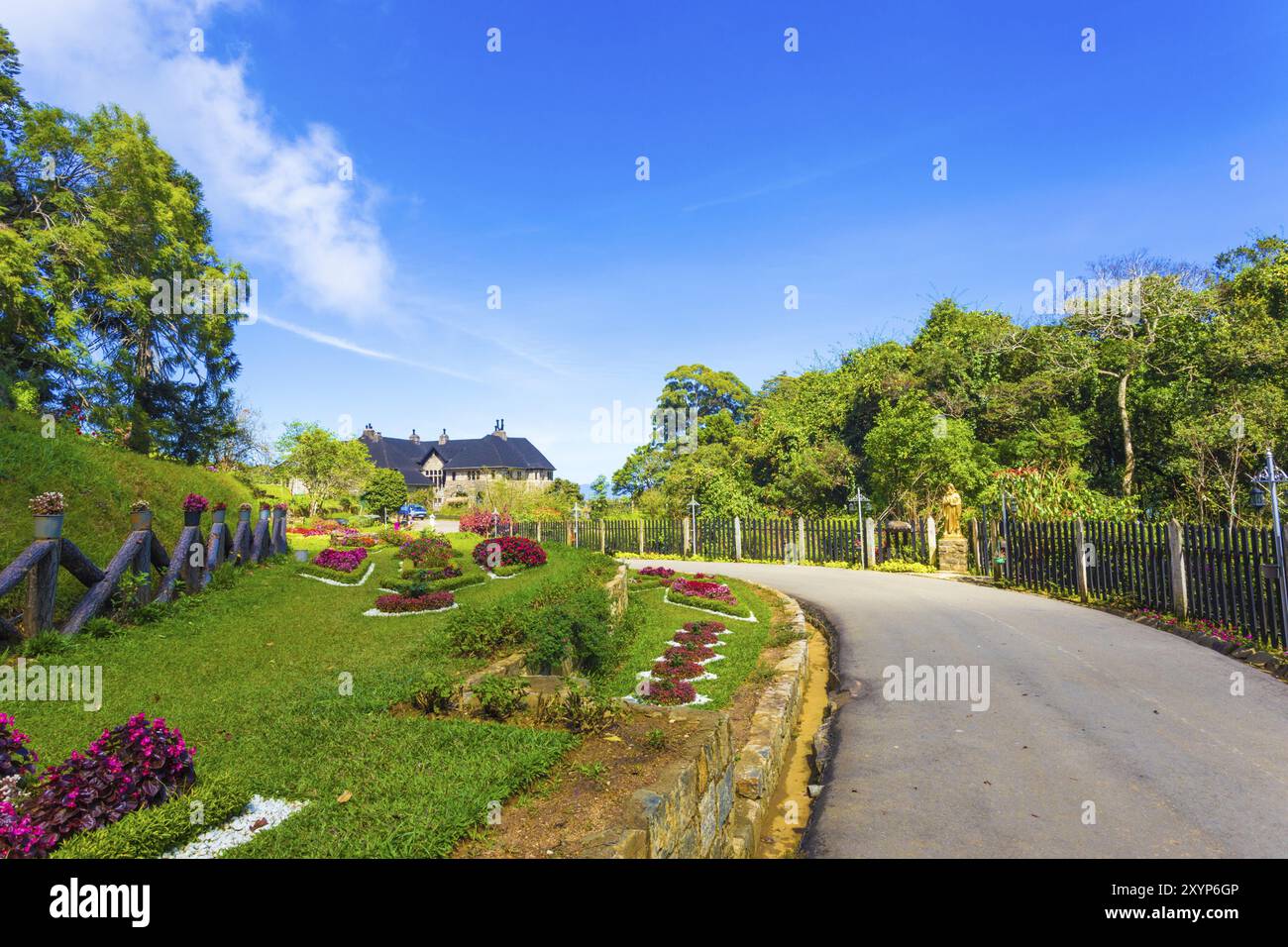 Wunderschön gestaltete Auffahrt, die an einem sonnigen, blauen Himmel in Haputale, Sri Lanka, Asien zum Kloster Adisham oder Saint Benedikt führt Stockfoto