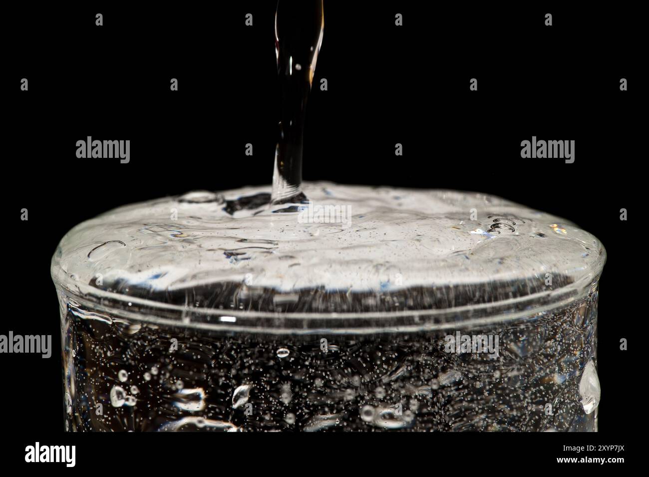 Überlaufendes Wasserglas Stockfoto