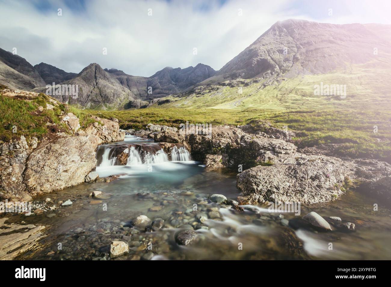 Wunderschöne Landschaft mit Wasserfällen in den Bergen: Die Fairy Pools, Isle of Skye, Schottland. Sonnenschein Stockfoto Wunderschöne Landschaft mit Wasserfällen in den Bergen: Die Fairy Pools, Isle of Skye, Schottland. Sonnenschein Stockfoto
