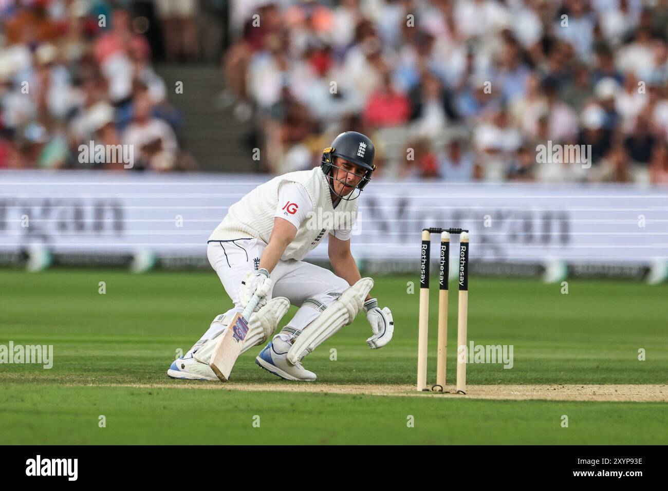 Dan Lawrence aus England erreicht die Falte während des 2. Rothesay Test Match Day 2 in Lords, London, Großbritannien, 30. August 2024 (Foto: Mark Cosgrove/News Images) Stockfoto