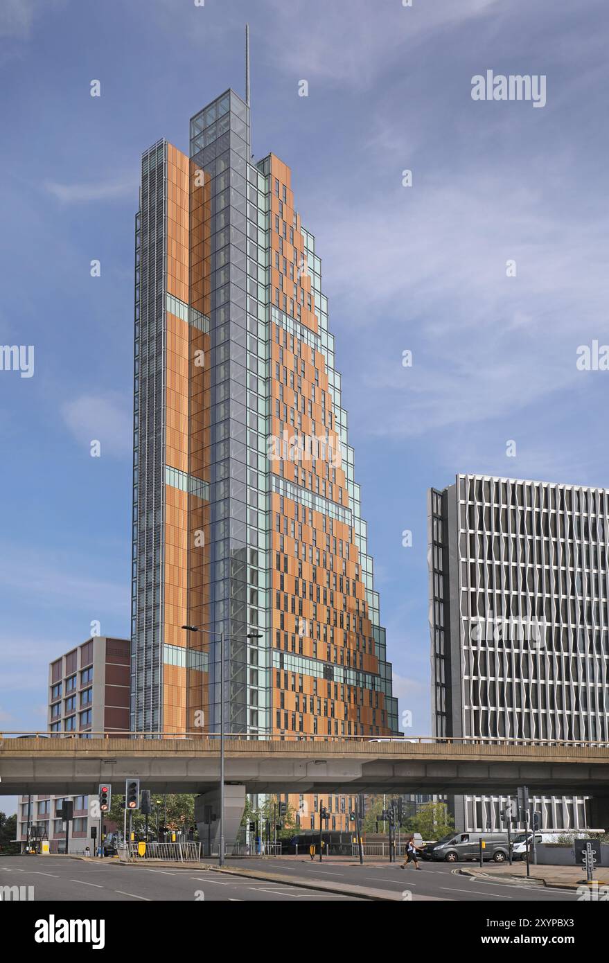 88 Wood Lane, ein neuer Wohnturm, Teil des White City Campus des Imperial College. A40 Westway Hochautobahn als Basis des Bildes. Stockfoto