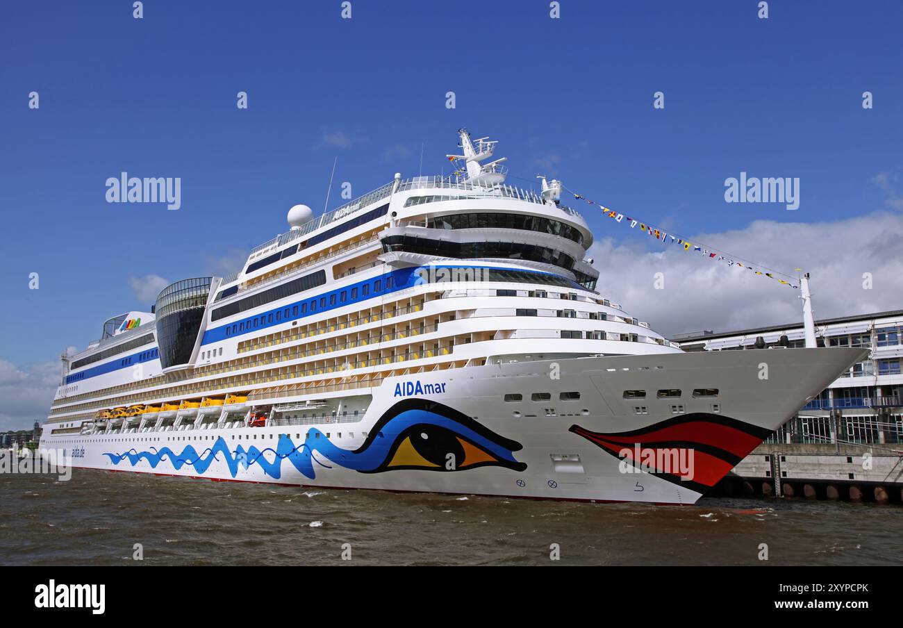 Aidamar am Tauftag beim Hamburger Hafengeburtstag 2012, das neue Kreuzfahrtschiff Aidamar an ihrem Tag der Taufe zum Geburtstag des Hamburger Hafens 2012 Stockfoto
