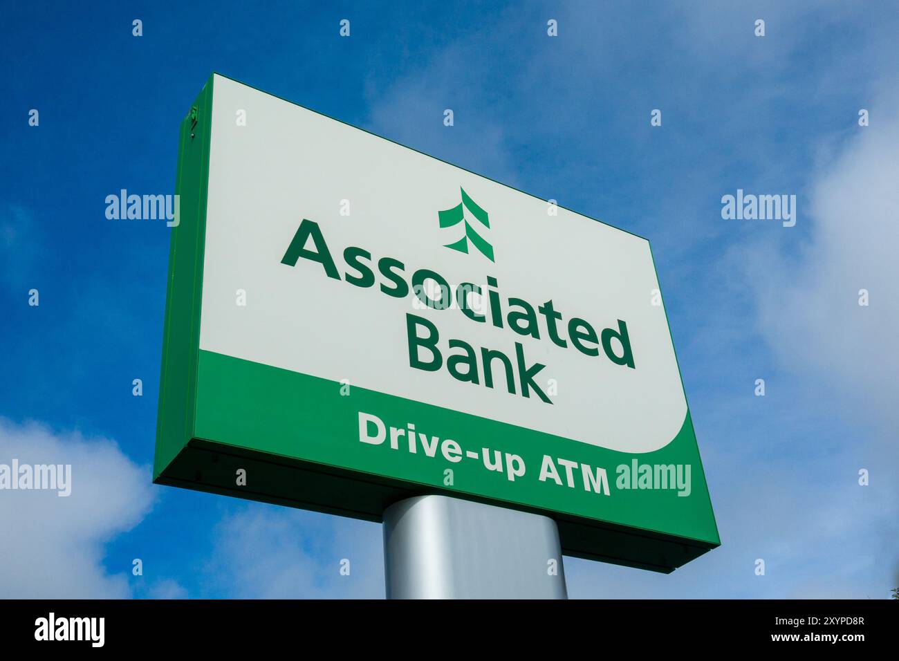 HUDSON, WI, USA – 27. AUGUST 2024: Außenschild und Markenlogo der Associated Bank. Stockfoto