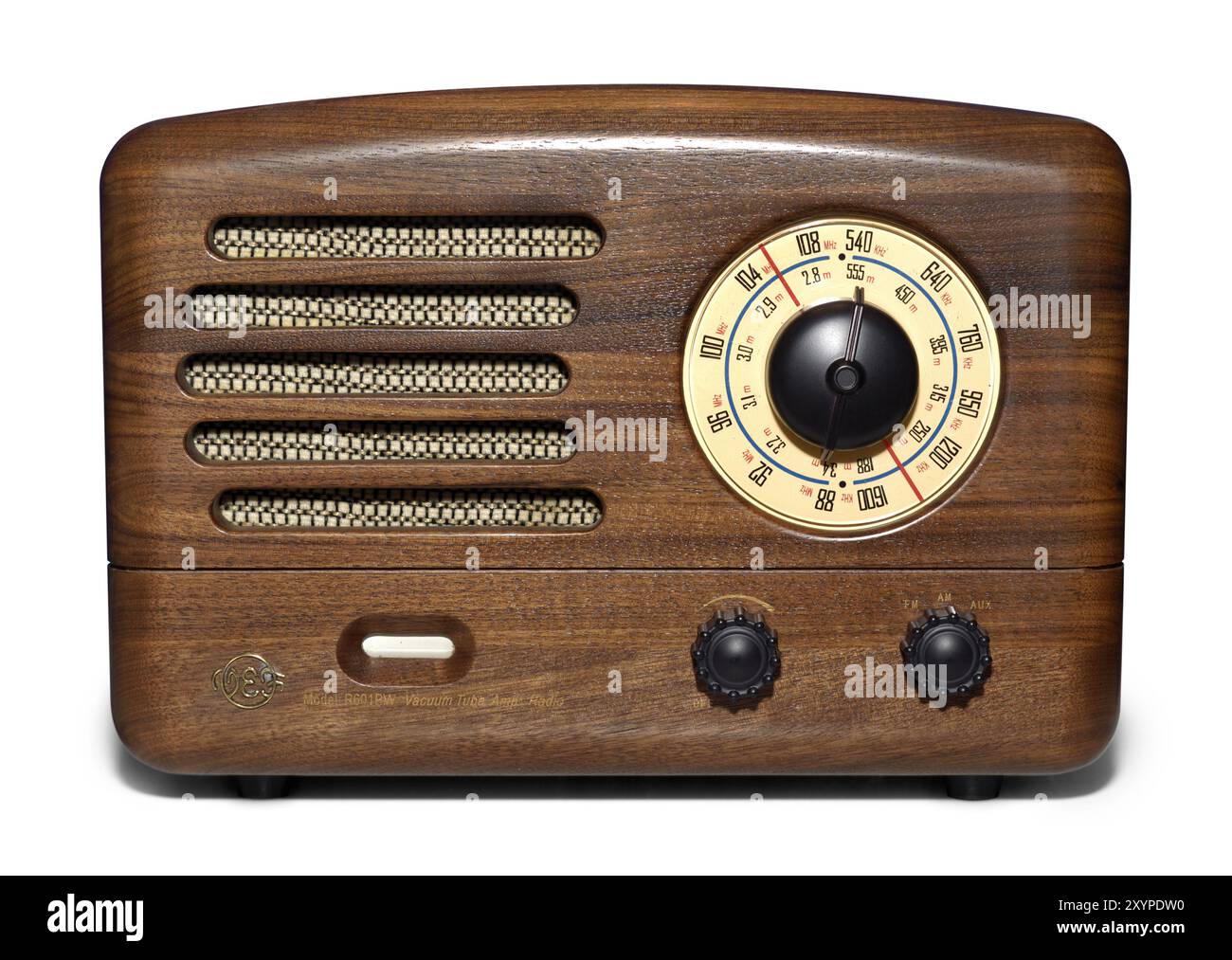 Retro-VEF-Radio aus Holz mit Vakuumröhrenverstärker. Isolierte Silhouette auf weißem Hintergrund mit Beschneidungspfad Stockfoto